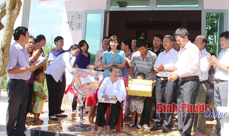 Đảng ủy khối cơ quan Dân chính Đảng bàn giao nhà tình nghĩa