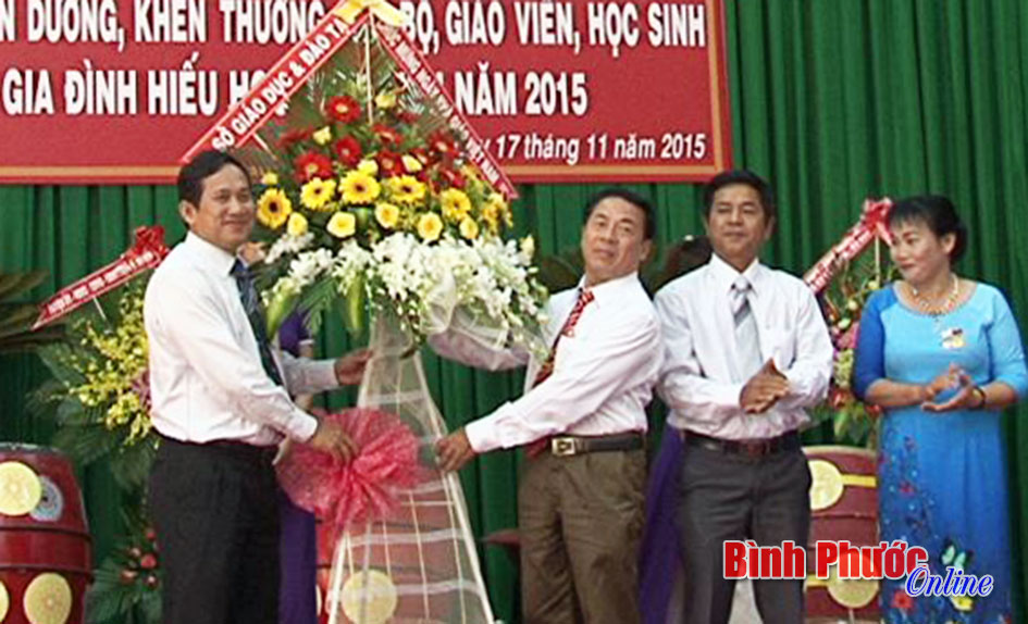 Bù Đốp họp mặt ngày Nhà giáo Việt Nam