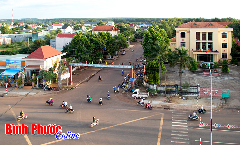 Nhân dân xã Tiến Thành đóng góp ý kiến cho lực lượng công an