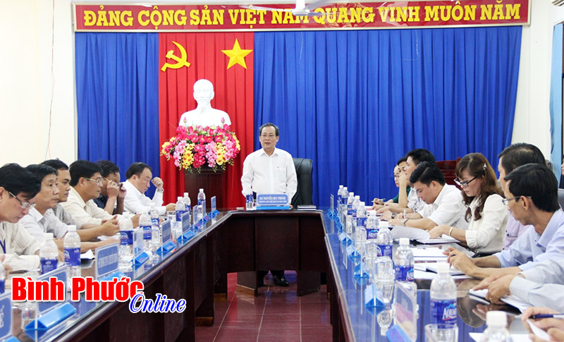 Ph&oacute; chủ tịch thường trực UBND tỉnh Nguyễn Huy Phong l&agrave;m việc với UBND huyện Ph&uacute; Riềng