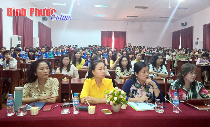 400 đại biểu nghe n&oacute;i chuyện chuy&ecirc;n đề về phẩm chất đạo đức phụ nữ Việt Nam