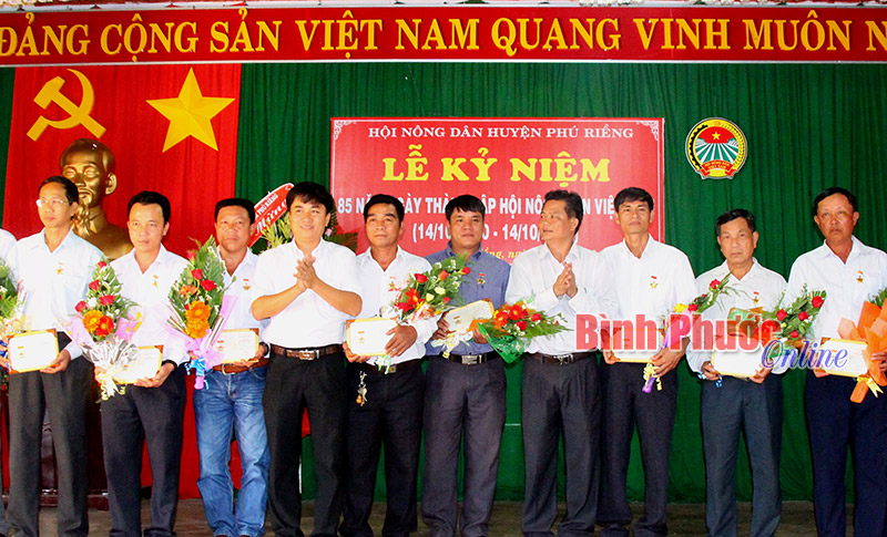 Ph&uacute; Riềng kỷ niệm 85 năm Ng&agrave;y th&agrave;nh lập Hội n&ocirc;ng d&acirc;n Việt Nam