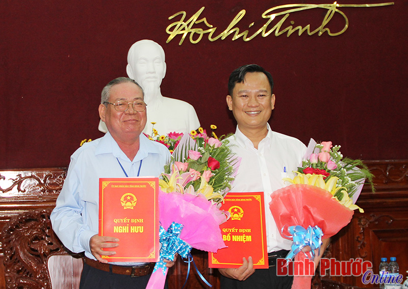 Trao quyết định bổ nhiệm v&agrave; nghỉ hưu cho 3 c&aacute;n bộ