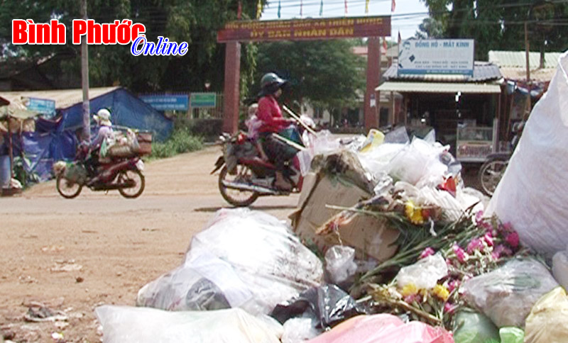 R&aacute;c thải đối diện cổng UBND x&atilde;
