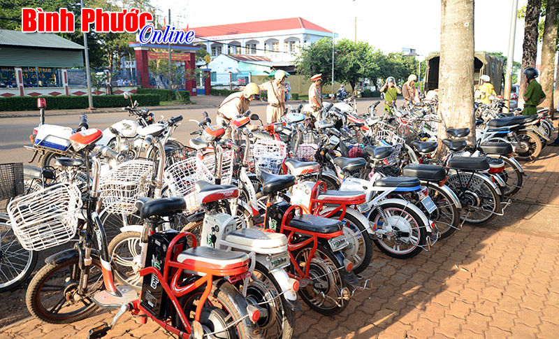 C&ocirc;ng an B&igrave;nh Long ra qu&acirc;n xử l&yacute; người điều khiển xe đạp điện, xe m&aacute;y điện kh&ocirc;ng đội mũ bảo hiểm