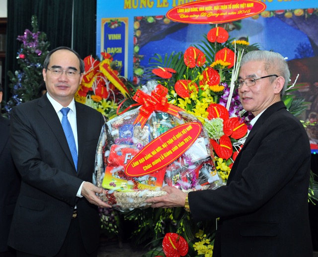 Chia sẻ niềm vui, hạnh ph&uacute;c với b&agrave; con gi&aacute;o d&acirc;n