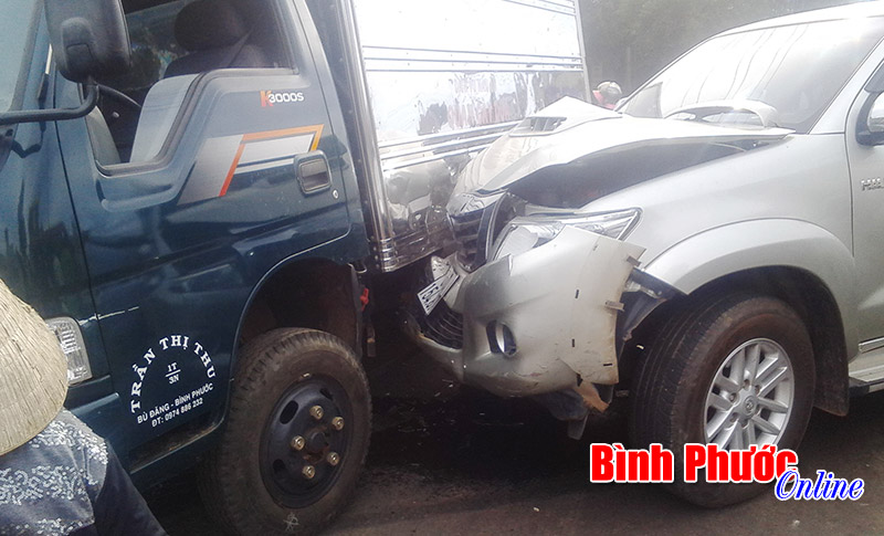 Tai nạn g&acirc;y &ugrave;n tắc giao th&ocirc;ng