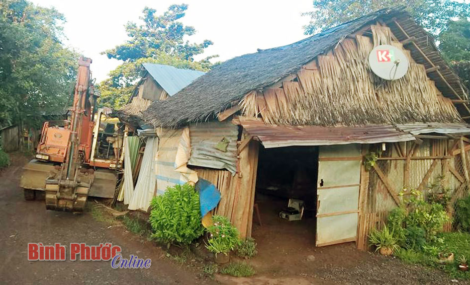 B&ugrave; Đốp: Một gia đ&igrave;nh 3 lần bị xe t&ocirc;ng v&agrave;o nh&agrave;