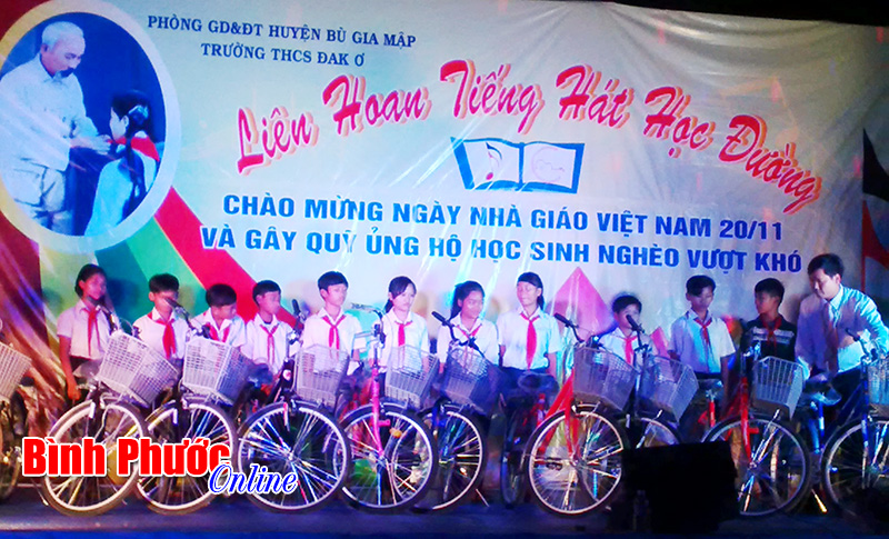 Tài trợ 12 xe đạp và gần 40 triệu đồng từ đêm văn nghệ học đường