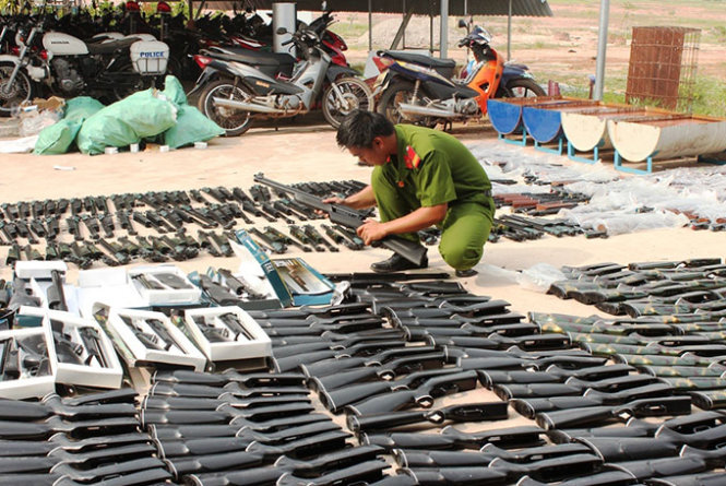 Cả kho s&uacute;ng tr&ecirc;n một xe tải