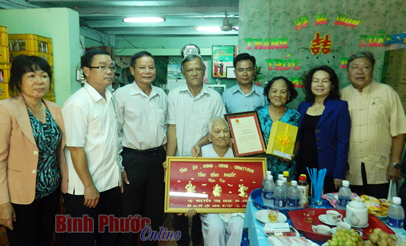 L&atilde;nh đạo tỉnh thăm, tặng qu&agrave; người cao tuổi ở Lộc Ninh