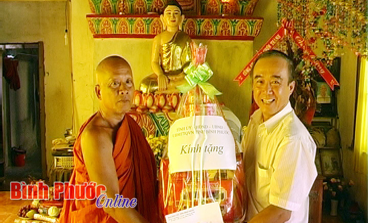 Tặng qu&agrave; đồng b&agrave;o d&acirc;n tộc Khơme dịp lễ Sen Dolta