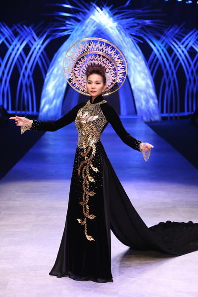 Thanh Hằng mặc &aacute;o d&agrave;i d&aacute;t v&agrave;ng 1,2 tỉ đ&ecirc;m bế mạc VIFW 2015