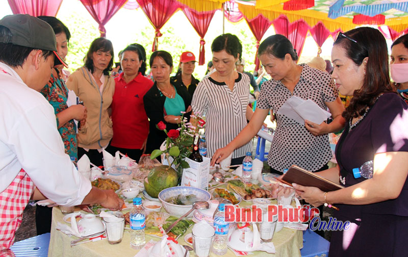 Tổ chức hội thi kéo co, nhảy bao bố, nấu ăn mừng ngày 20-10