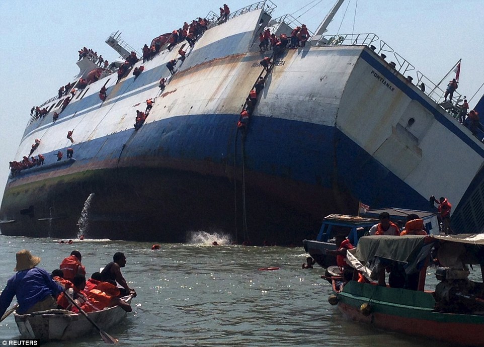 175 hành khách hoảng loạn thoát thân khỏi chiếc phà đang chìm