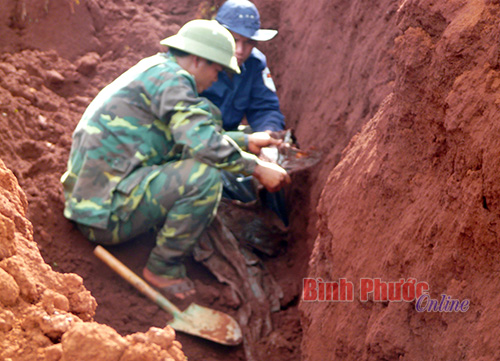 Tìm được 9 hài cốt liệt sĩ tại sân bay Phước Bình