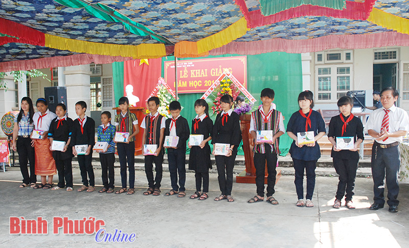 21 học sinh DTTS được tặng quà tiếp sức đến trường
