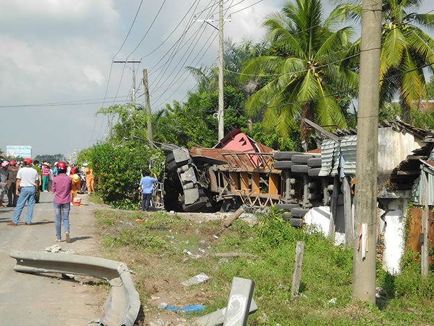 Xe container tông sập nhà, đè chết 2 người đang ngủ
