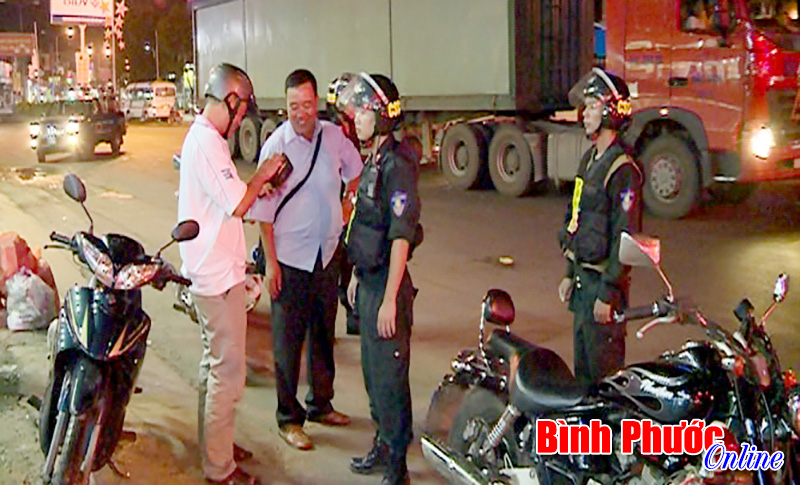 Trắng đ&ecirc;m tuần tra c&ugrave;ng cảnh s&aacute;t cơ động