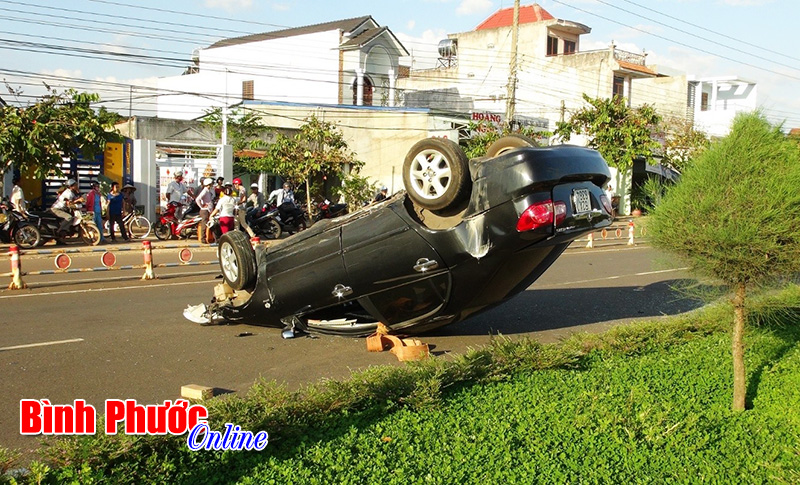 Tr&aacute;nh xe m&aacute;y, &ocirc; t&ocirc; lật ngửa giữa đường