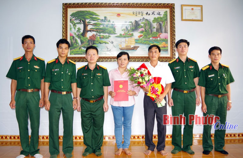 Bệnh viện Qu&acirc;n d&acirc;n y 16 b&agrave;n giao nh&agrave; t&igrave;nh nghĩa cho 2 gia đ&igrave;nh ch&iacute;nh s&aacute;ch