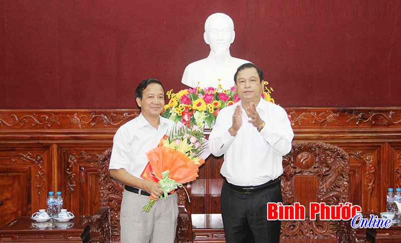 Trao quyết định điều động, bổ nhiệm lại 3 c&aacute;n bộ