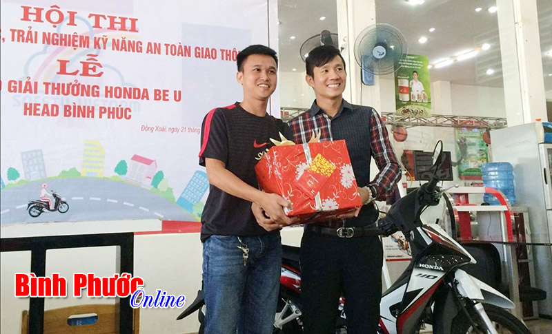 2 khách hàng trúng xe Honda Blade (C)