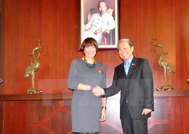 Trao hu&acirc;n, huy chương hữu nghị cho những người bạn Italy