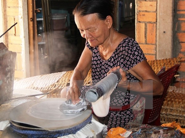 Nghề l&agrave;m b&aacute;nh tr&aacute;ng phơi sương Trảng B&agrave;ng trở th&agrave;nh di sản quốc gia