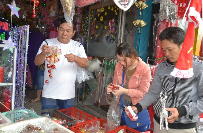 Đ&agrave; Nẵng tr&agrave;n ngập đồ trang tr&iacute; Gi&aacute;ng sinh "Made in Vietnam"