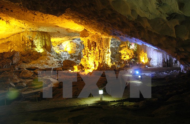 Chưa c&oacute; c&aacute;ch tẩy x&oacute;a chữ viết bẩn l&ecirc;n hang động Vịnh Hạ Long