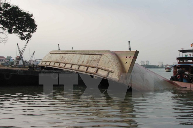 Sà lan đâm thủng tàu chở xăng, 4.000l xăng rò rỉ ra sông Tiền