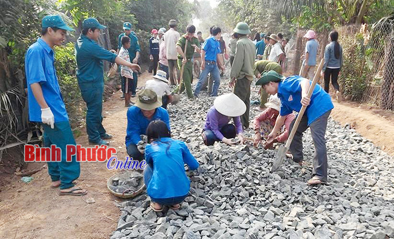 Tuổi trẻ Lộc Ninh chung sức xây dựng nông thôn mới