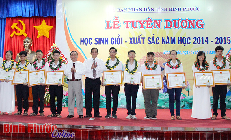 Tuyên dương 137 học sinh giỏi, xuất sắc năm học 2014-2015