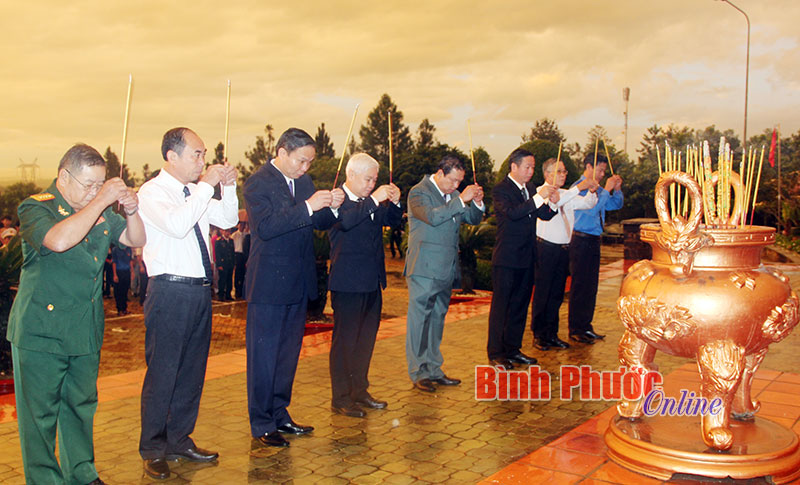 L&atilde;nh đạo tỉnh d&acirc;ng hương, viếng anh h&ugrave;ng liệt sĩ