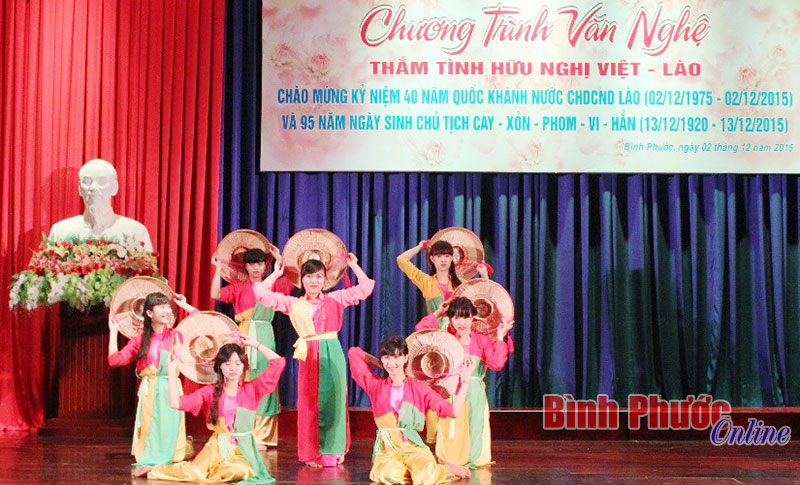 Văn nghệ mừng ng&agrave;y Quốc kh&aacute;nh nước CHDCND L&agrave;o