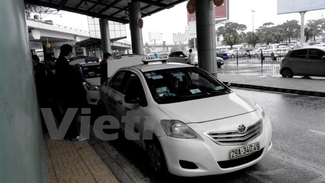 Taxi “dù” tràn vào sân bay, “cõng” 20% lượng khách mỗi ngày