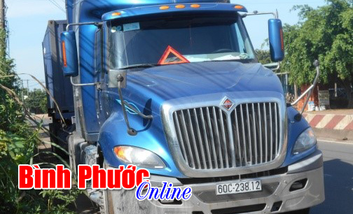 Xe đạp điện va quẹt xe container