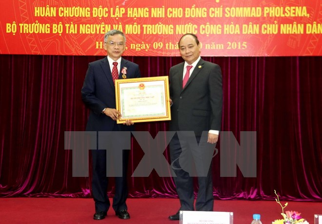 Ph&oacute; Thủ tướng trao Hu&acirc;n chương Độc lập hạng Nh&igrave; tặng Bộ trưởng L&agrave;o