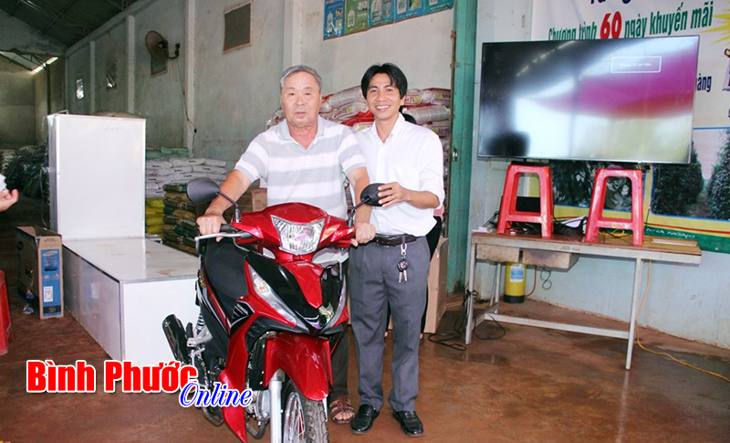 Nhà nông rút thăm trúng thưởng sau mùa xuống giống