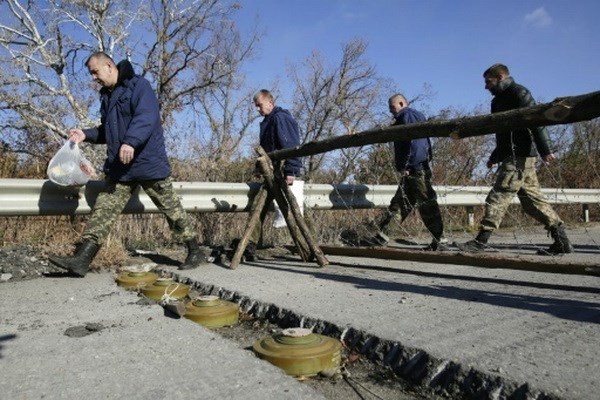Xe buýt trúng mìn ở miền Đông Ukraine, 4 người thiệt mạng