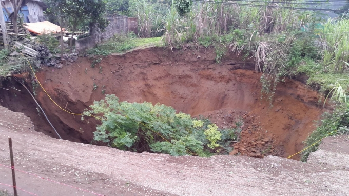 Xuất hiện hố sụt lún ngay sát tuyến tỉnh lộ 254