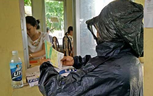 NHM đội mưa đi mua vé: Mong chờ một làn gió mới từ Hữu Thắng