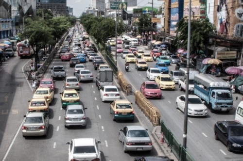 Khoảng cách tối thiểu giữa hai xe khi tham gia giao thông