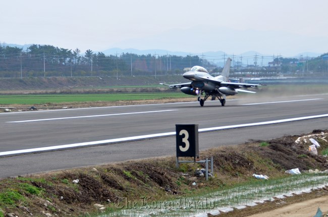 Máy bay chiến đấu KF-16 của quân đội Hàn Quốc gặp nạn