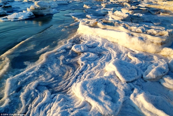 Cảnh đẹp thần tiên dọc bờ biển đóng băng ở Trung Quốc