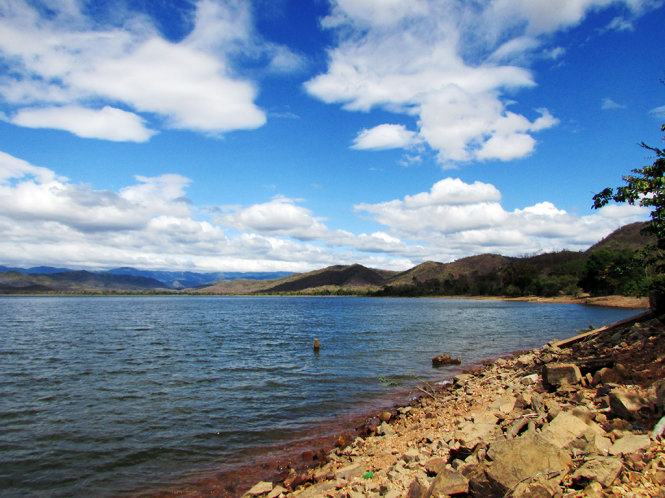 Mênh mang hồ Cà Dây giữa vùng nắng cháy