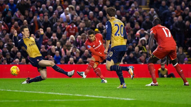 Liverpool-Arsenal hòa kịch tính, Chelsea rơi chiến thắng