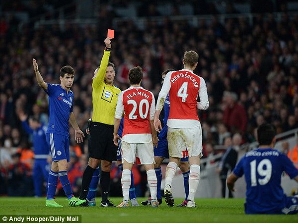 Arsenal lại nếm "trái đắng" trước Chelsea trong thế thiếu người