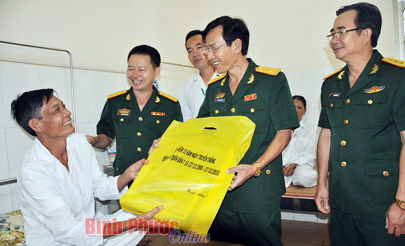 Bác sĩ Võ Thành Mười tận tâm với người bệnh